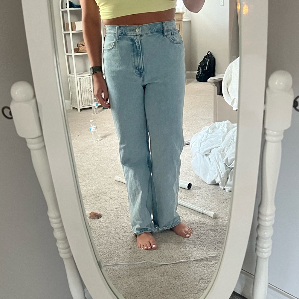 Abercrombie 90’s relaxed high rise jean.